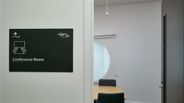 A compact, tech-ready room ideal for board-style meetings and focused collaboration.