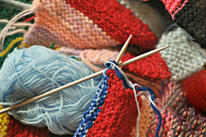 Winter-School-Holiday-2022-website-tile-kids-knitting.png