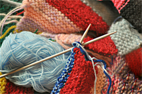 Winter-School-Holiday-2022-website-tile-kids-knitting.png