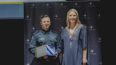 Mayor Cr Sarah Cater presenting a 2023 Mayoral Award to Inspector Paul Morgan.