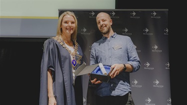 Mayor Cr Sarah Carter presenting Julian Hills of Restaurant Navi with the 2023 Enterprise Maribyrnong Award for Innovative Business.