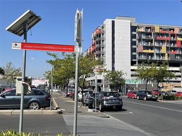 Racism Not Welcome street sign near Footscray Library in Vietnamese
