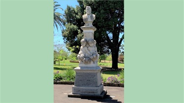 The John Cuming public memorial relocated to the Yarraville Gardens Precinct in 2001 following restoration work