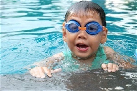 child with swimming goggle